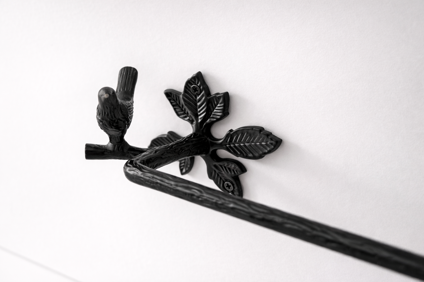 Portasciugamani antico in ottone a forma di uccello