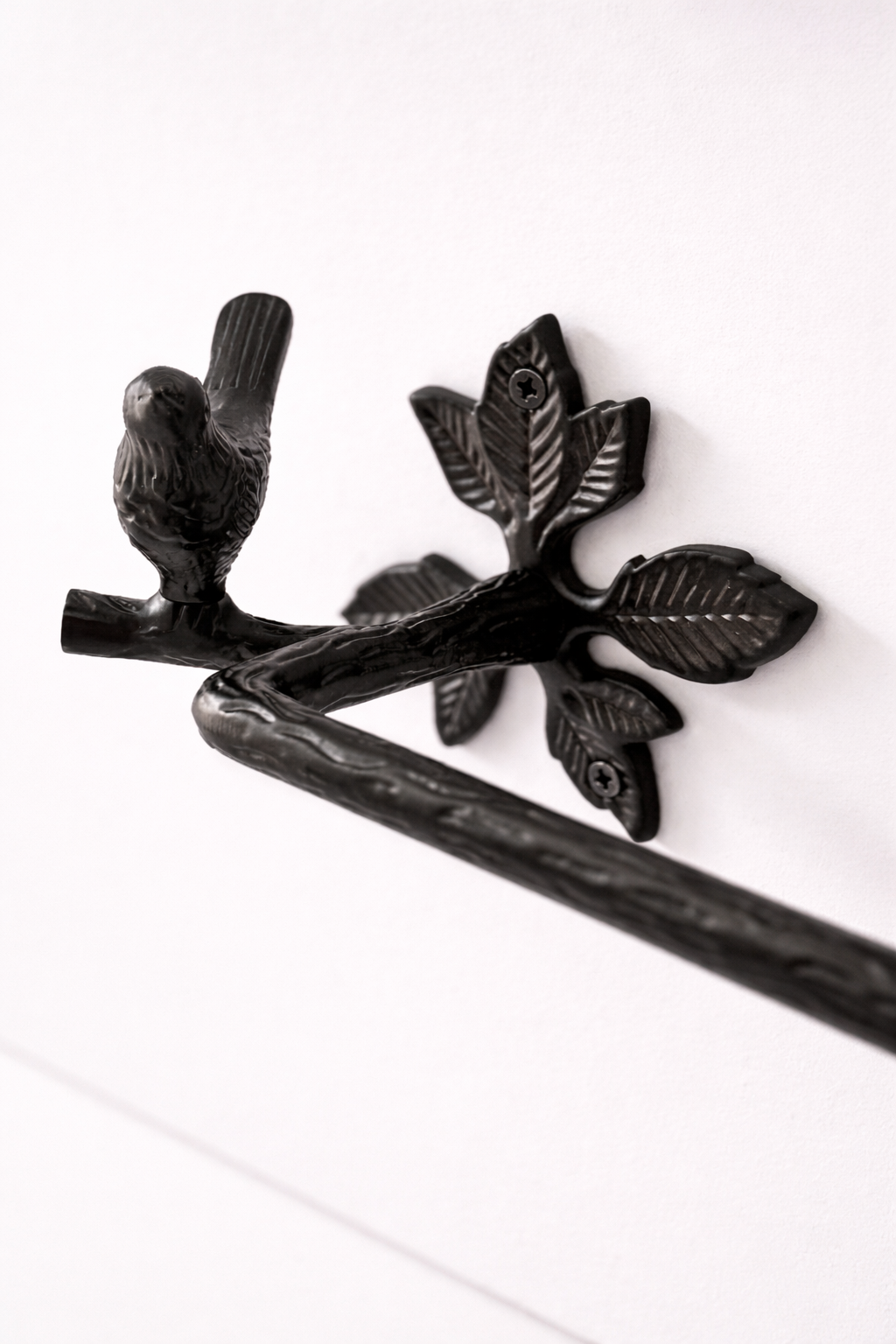 Portasciugamani antico in ottone a forma di uccello